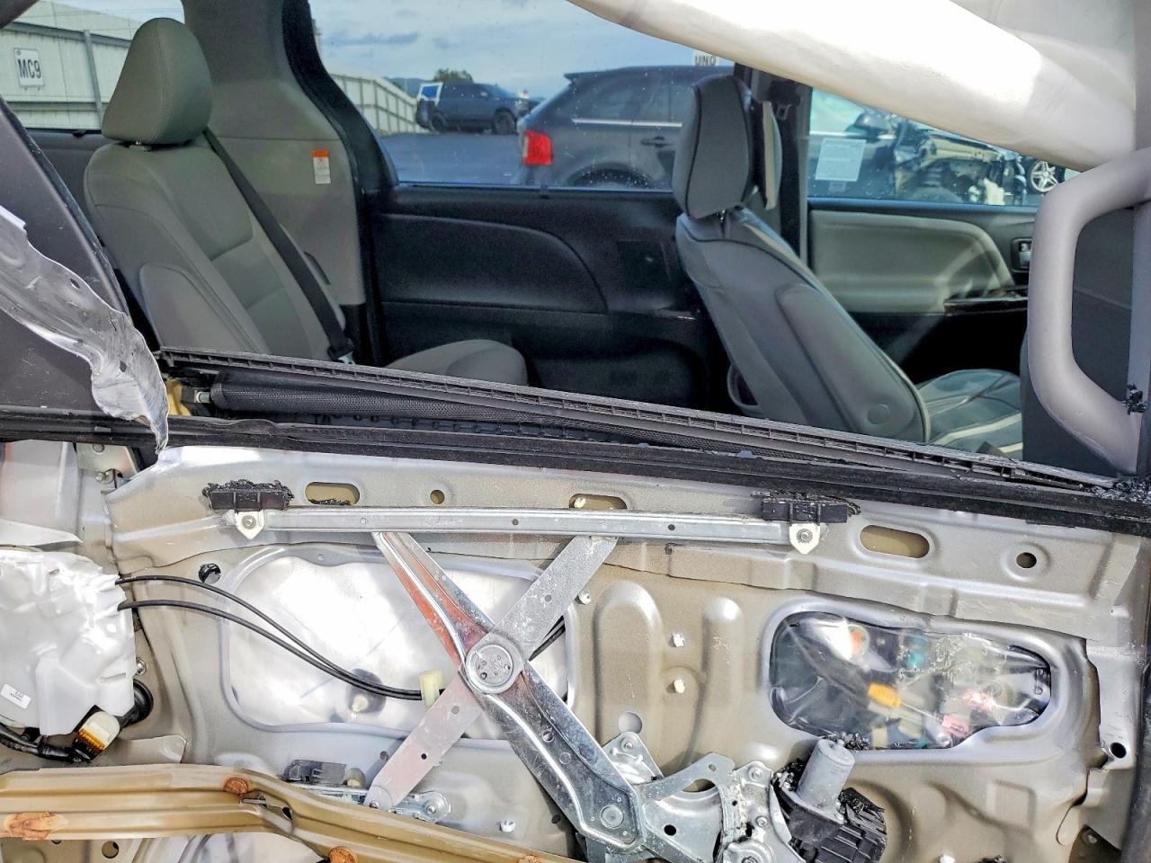 2017 TOYOTA SIENNA