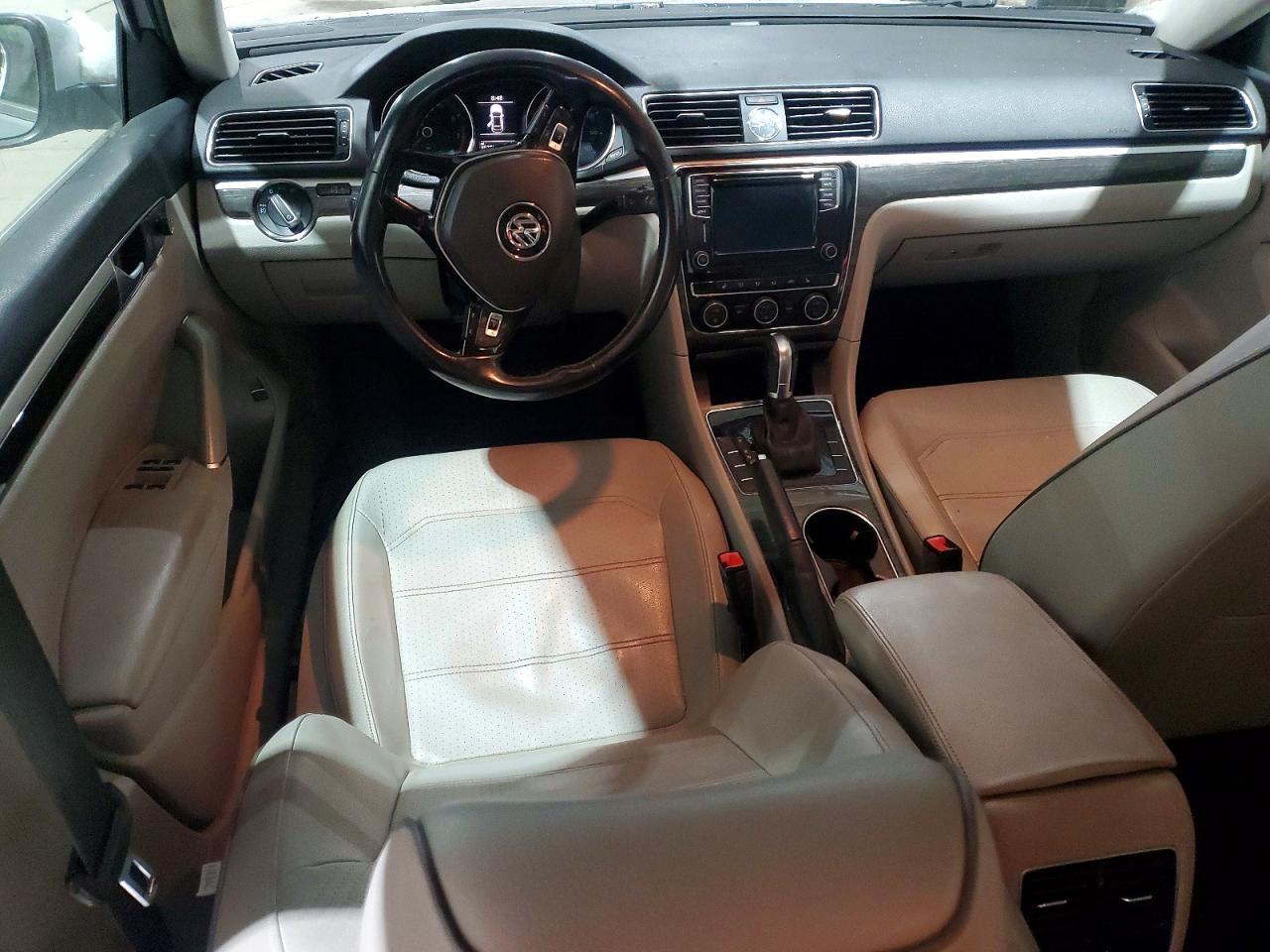 2016 VOLKSWAGEN Passat