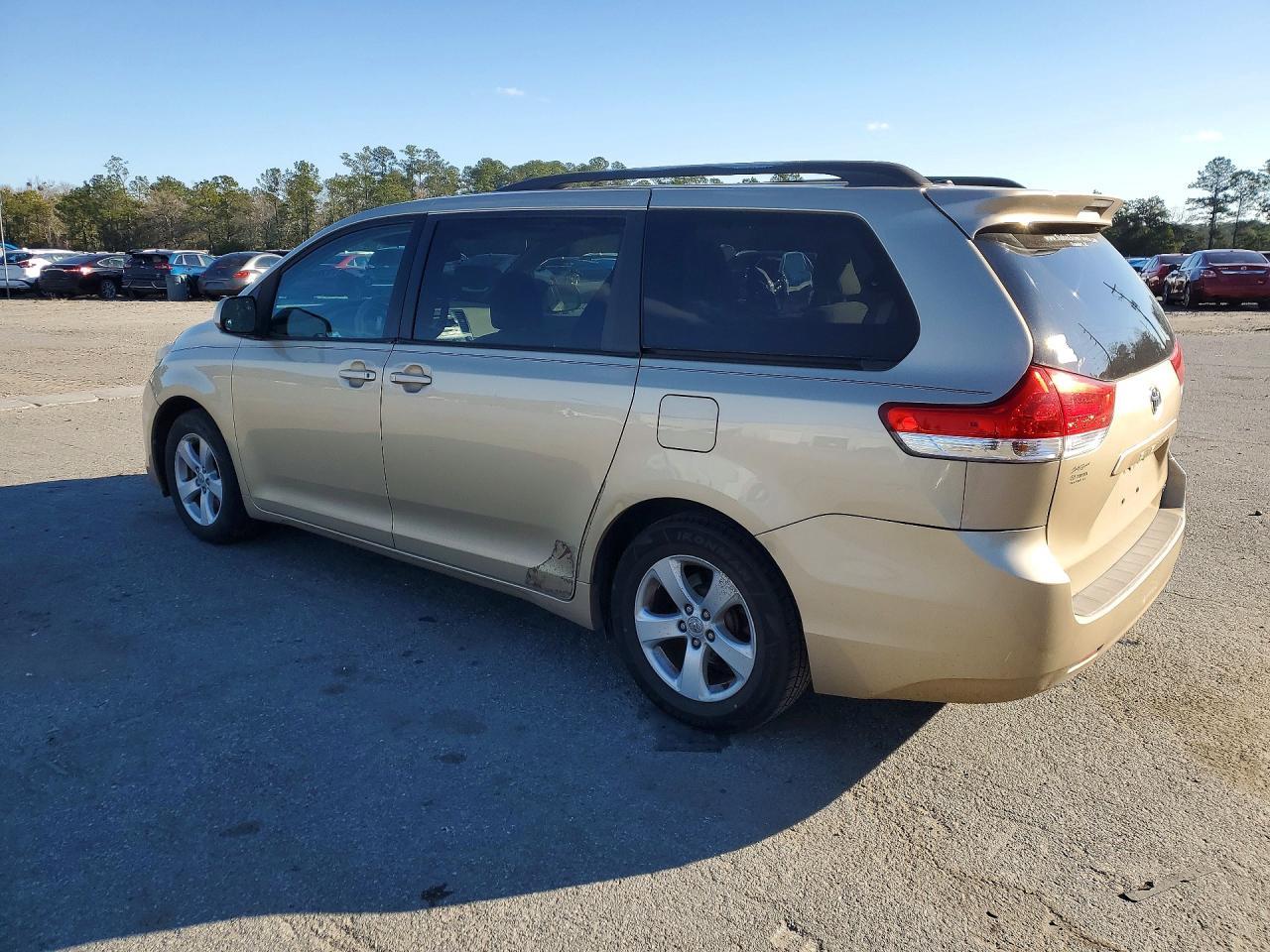 2011 TOYOTA SIENNA