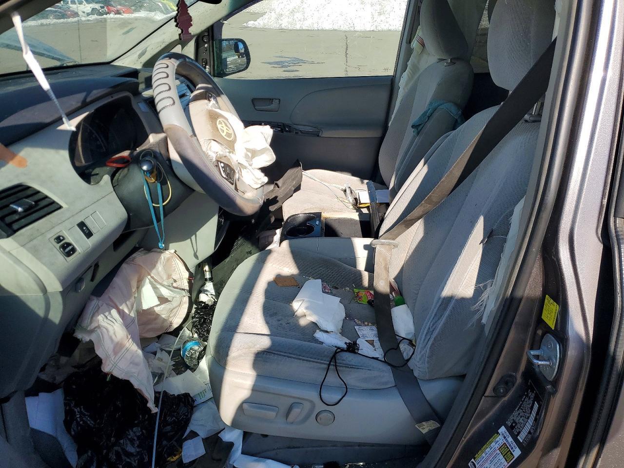 2011 TOYOTA SIENNA