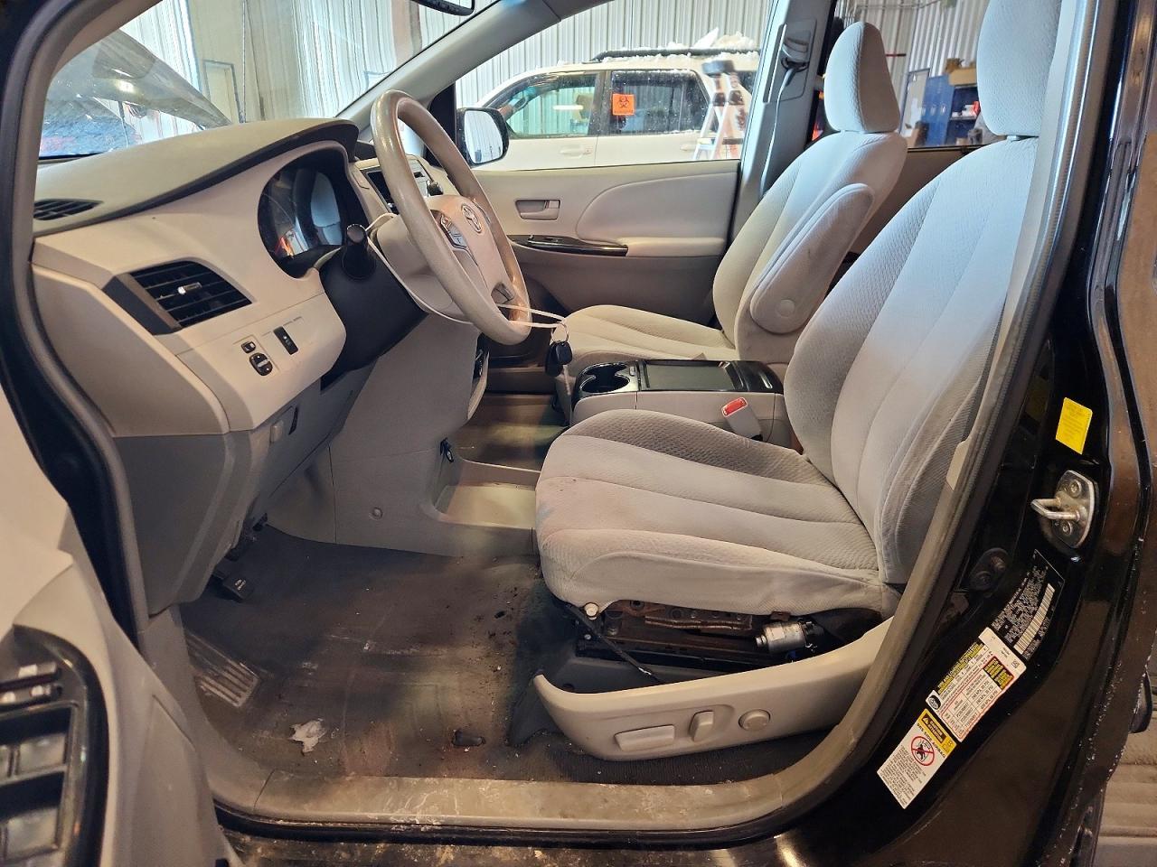 2011 TOYOTA SIENNA