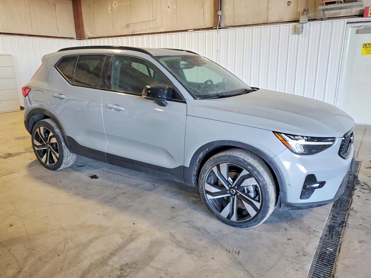 2024 VOLVO XC40