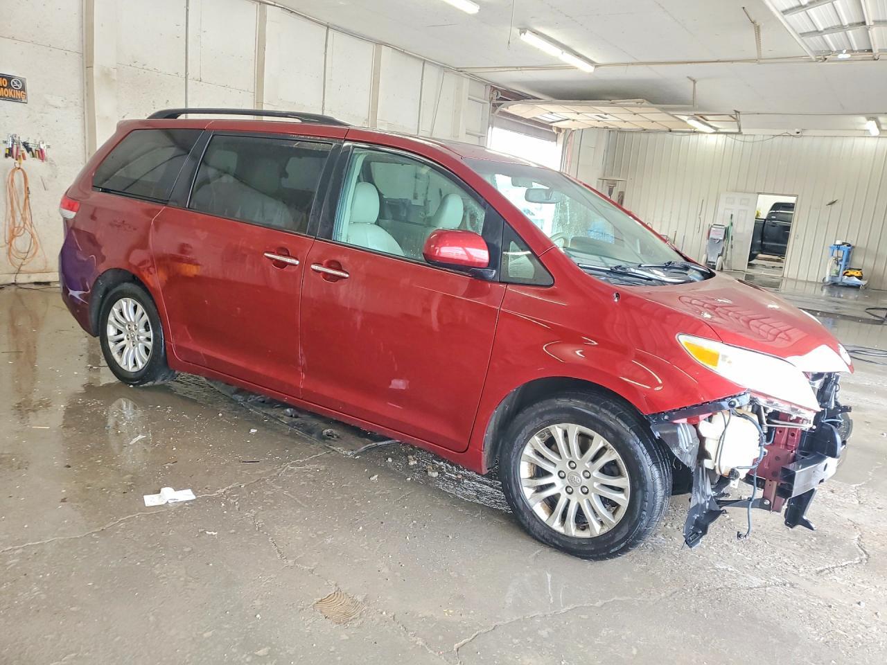 2014 TOYOTA SIENNA