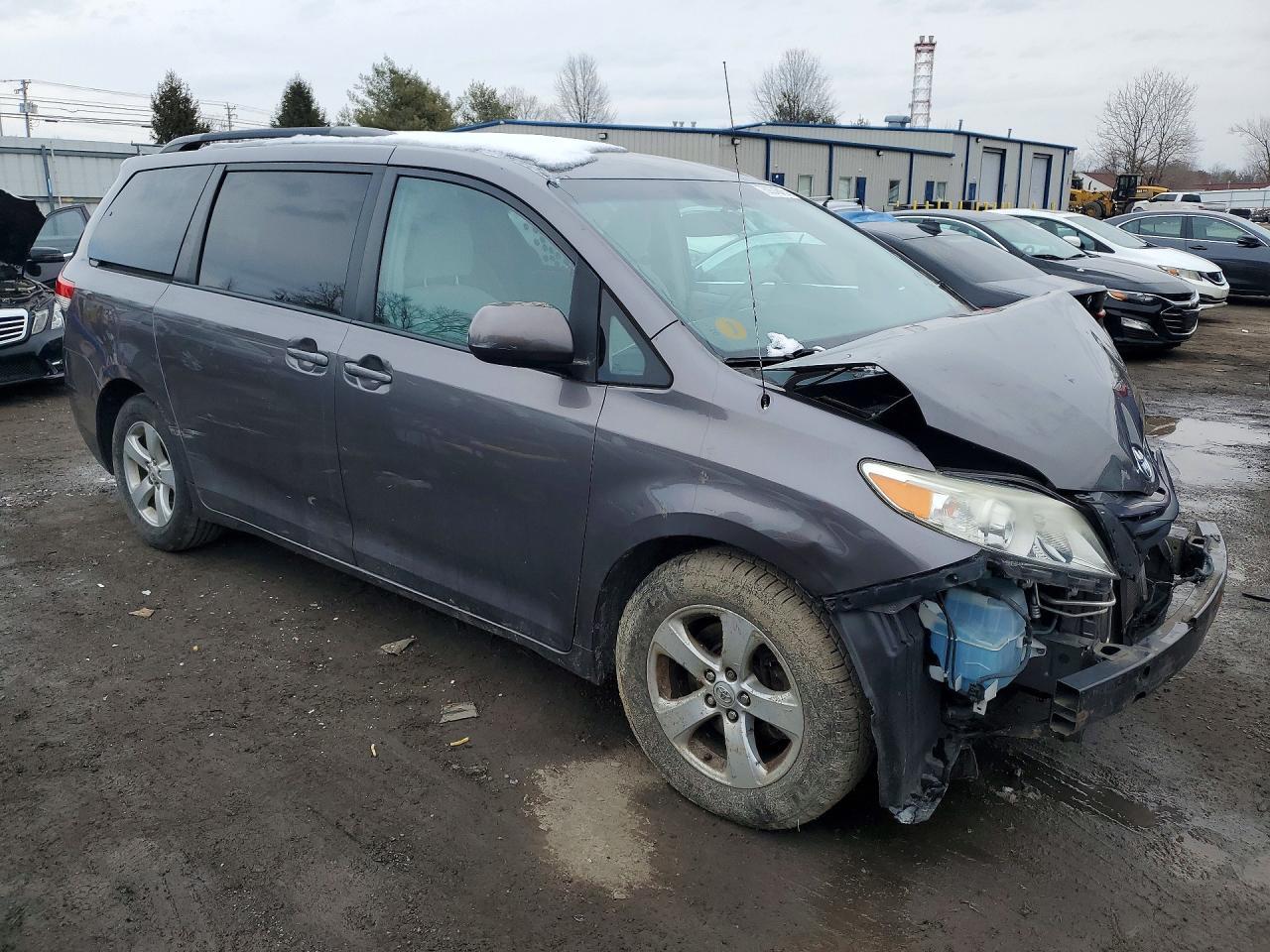 2011 TOYOTA SIENNA