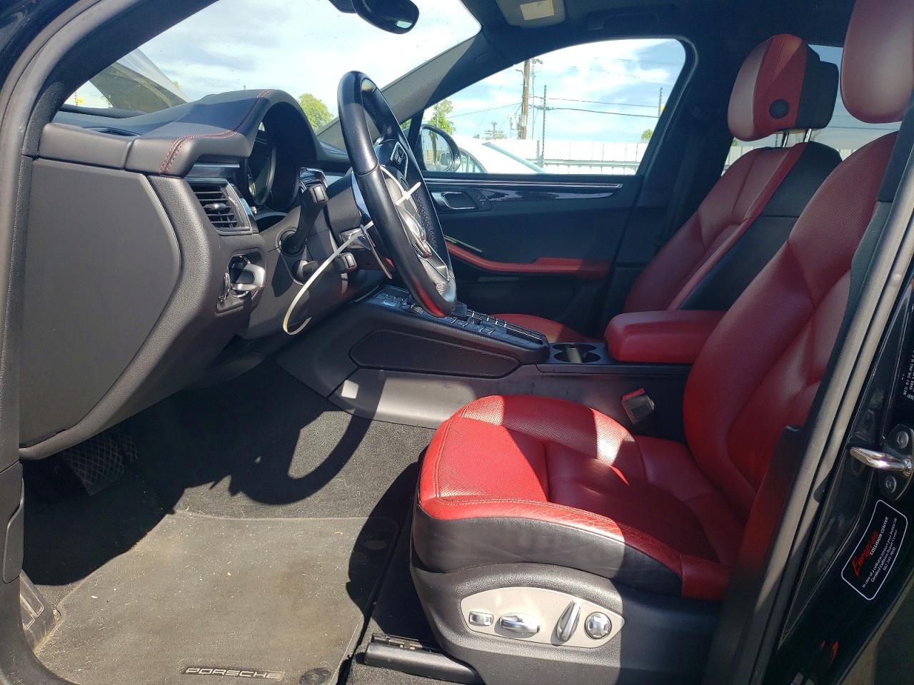 2018 PORSCHE Macan