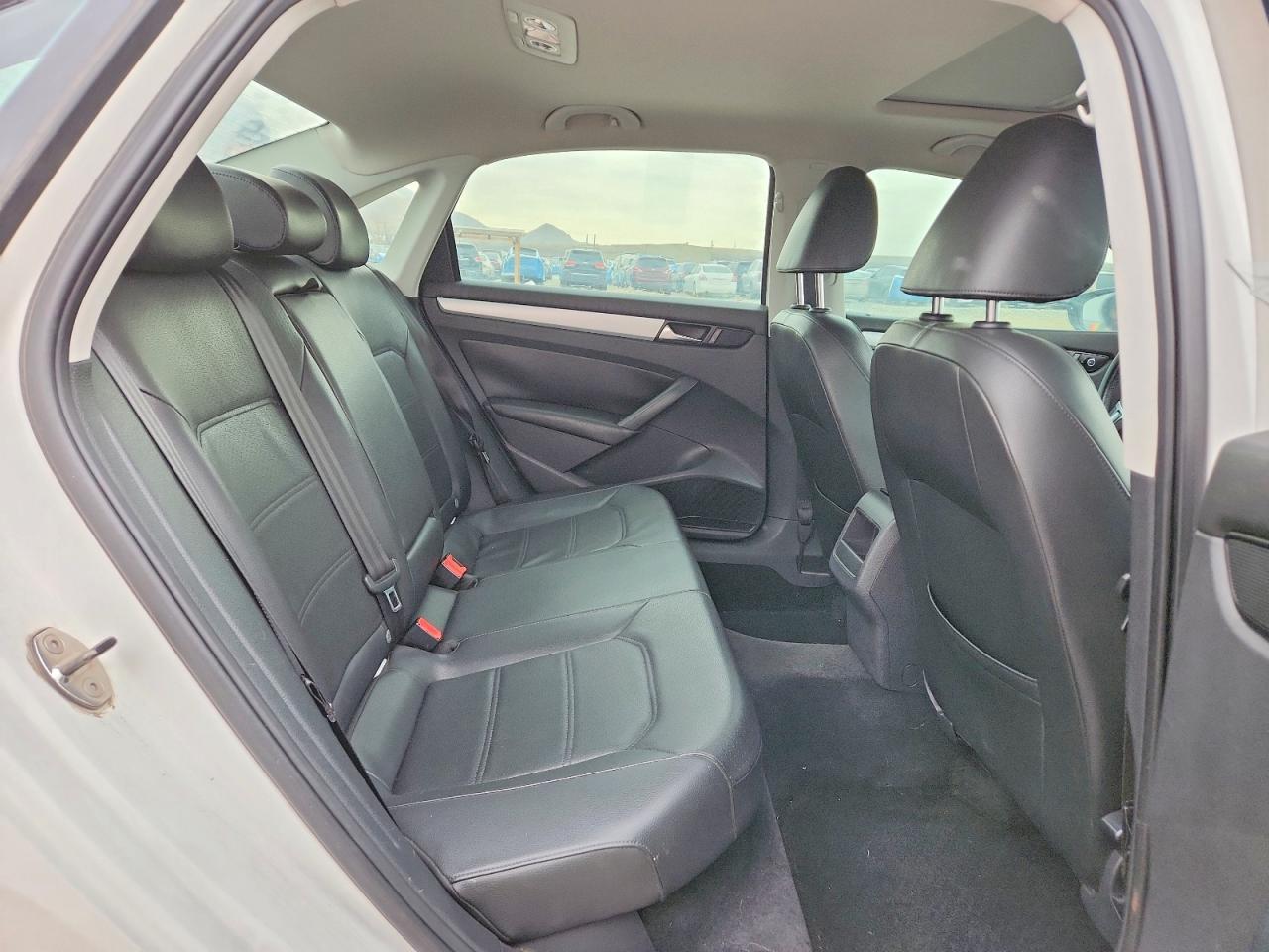 2012 VOLKSWAGEN Passat