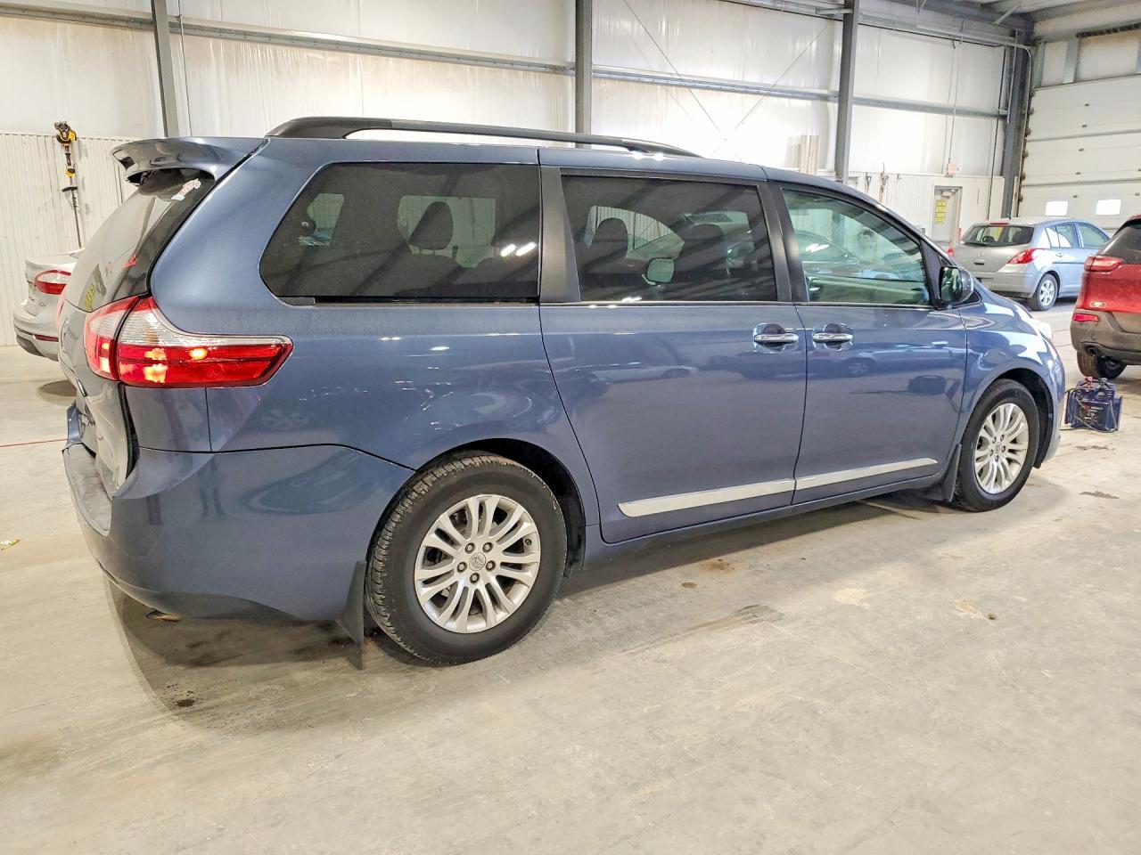 2016 TOYOTA SIENNA