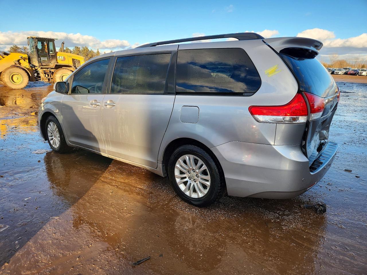 2011 TOYOTA SIENNA