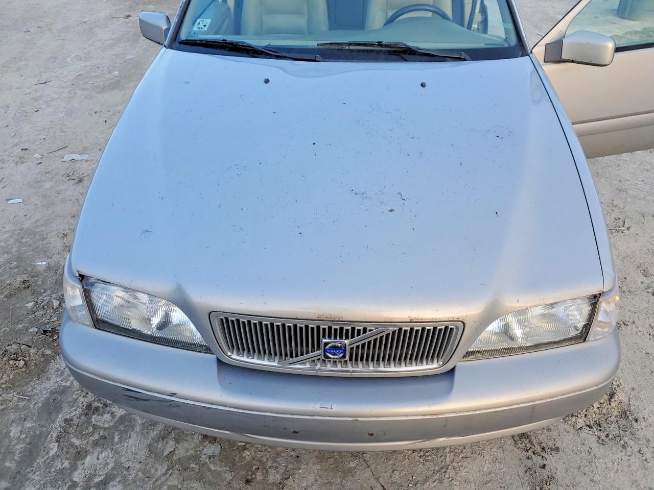 1999 VOLVO V70