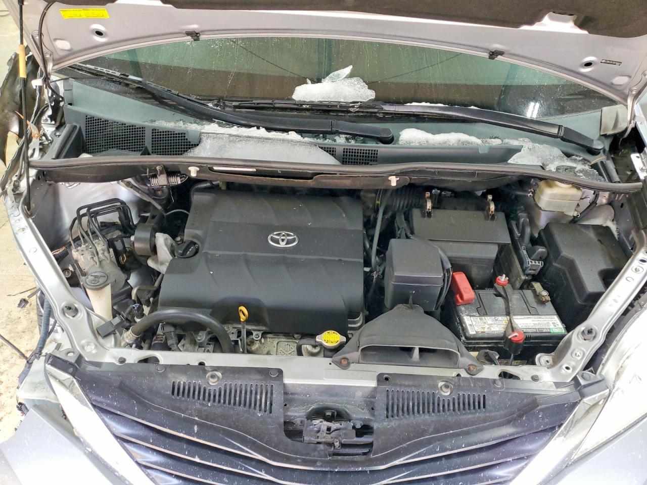 2011 TOYOTA SIENNA