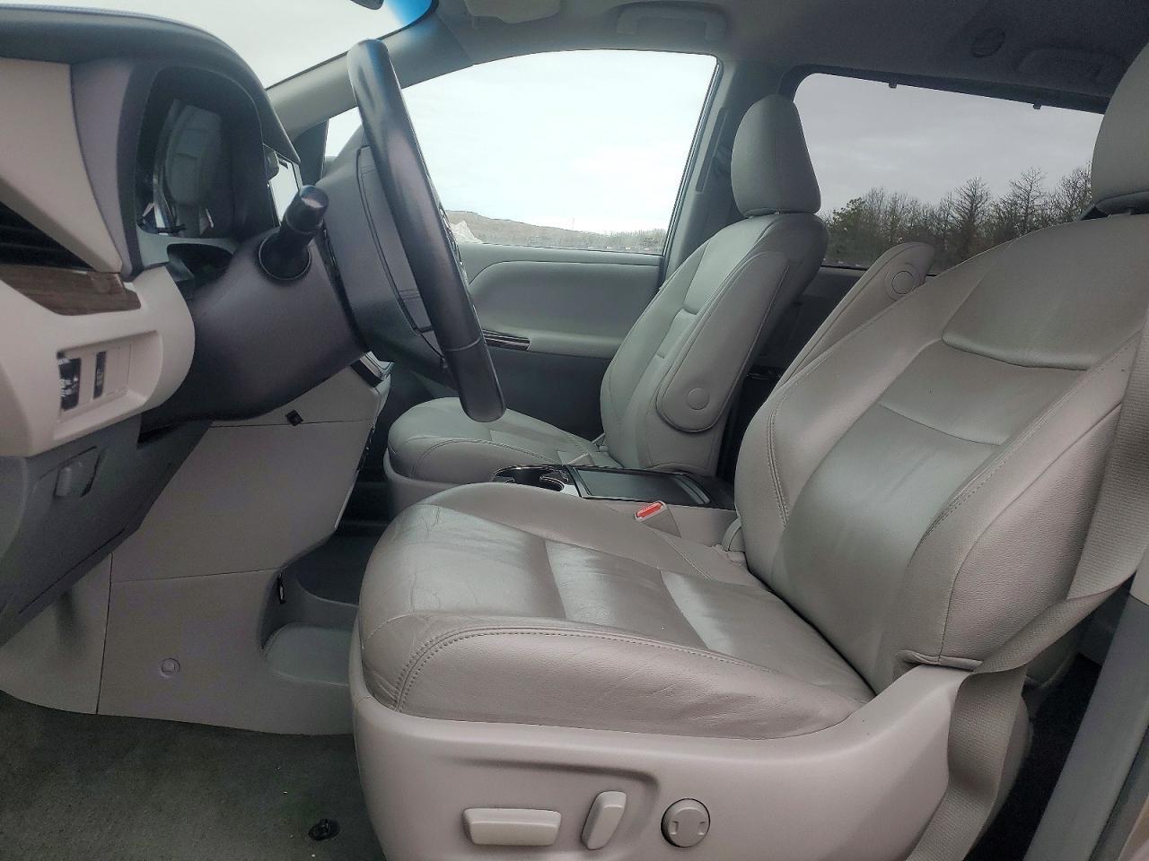 2016 TOYOTA SIENNA