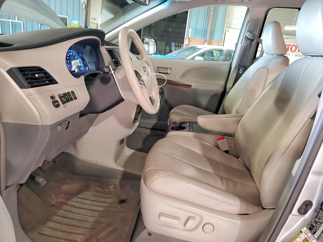 2013 TOYOTA SIENNA