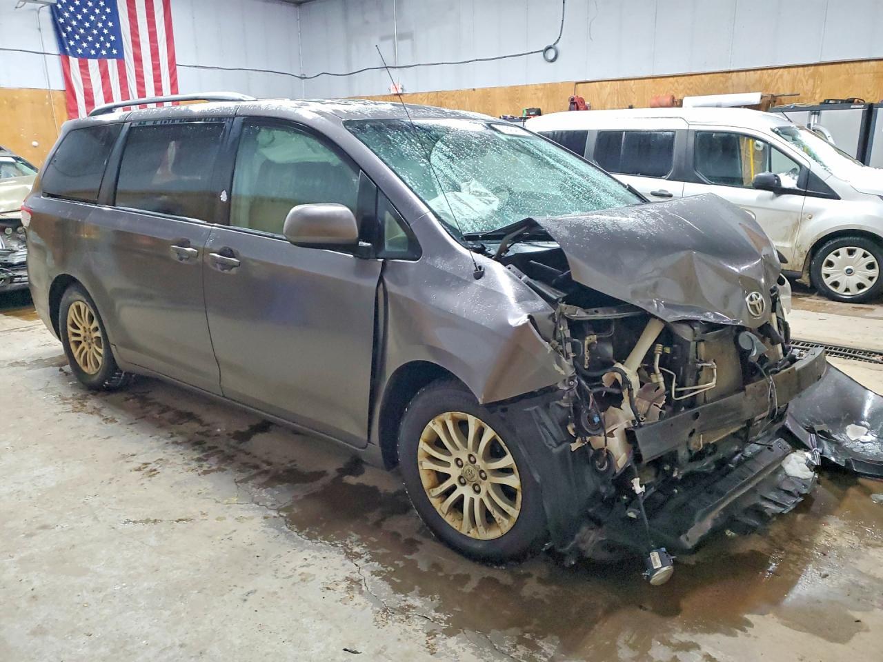 2013 TOYOTA SIENNA