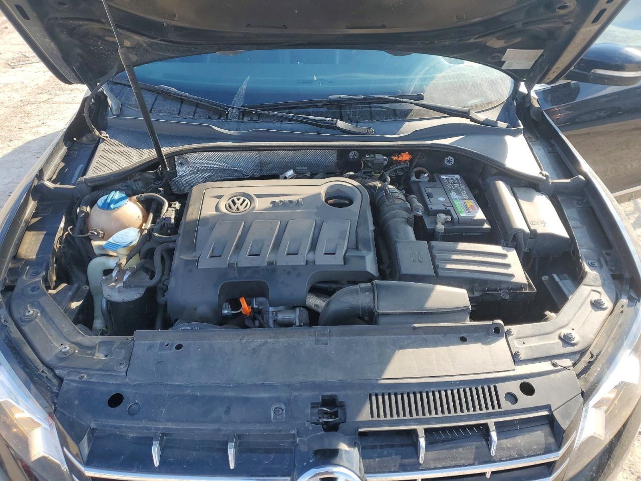 2013 VOLKSWAGEN Passat