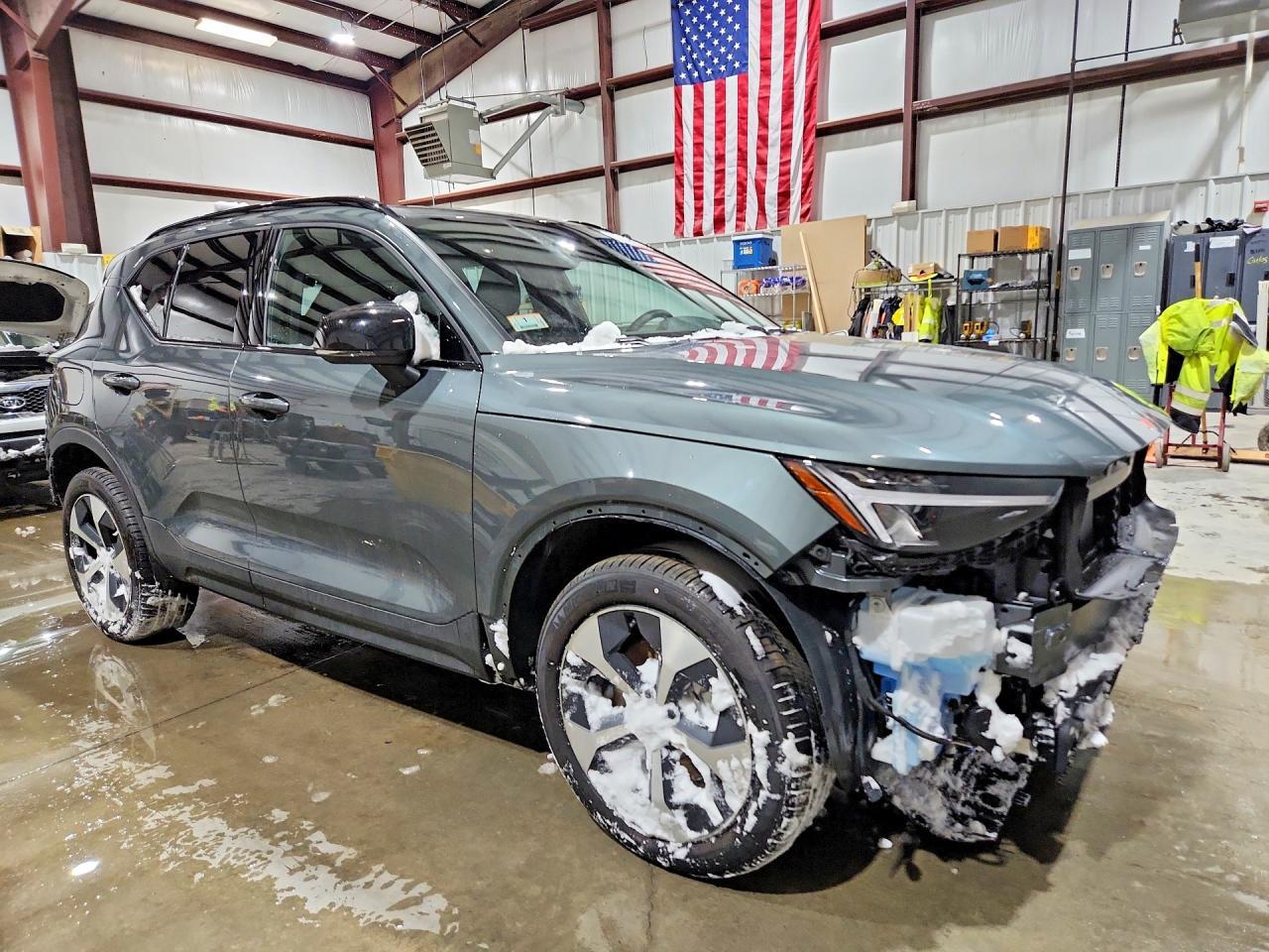 2026 VOLVO XC40