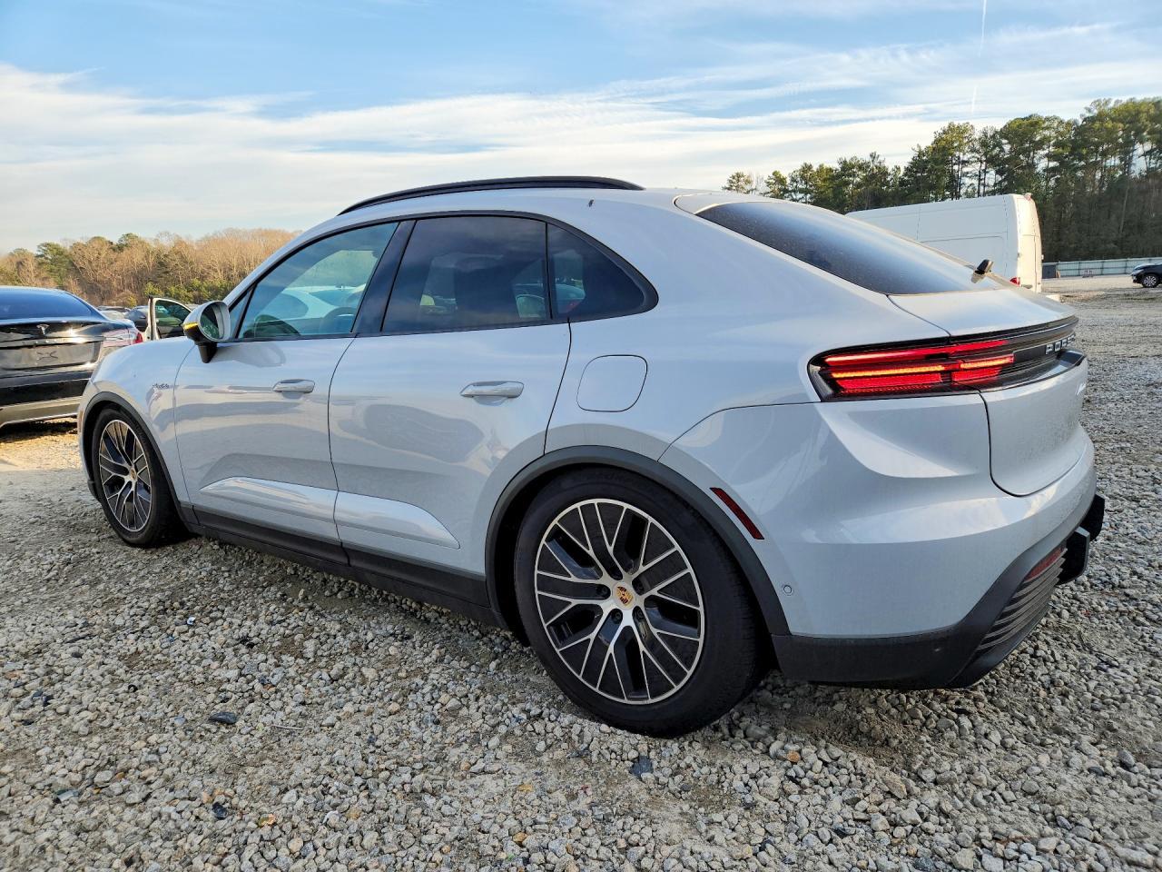 2025 PORSCHE Macan