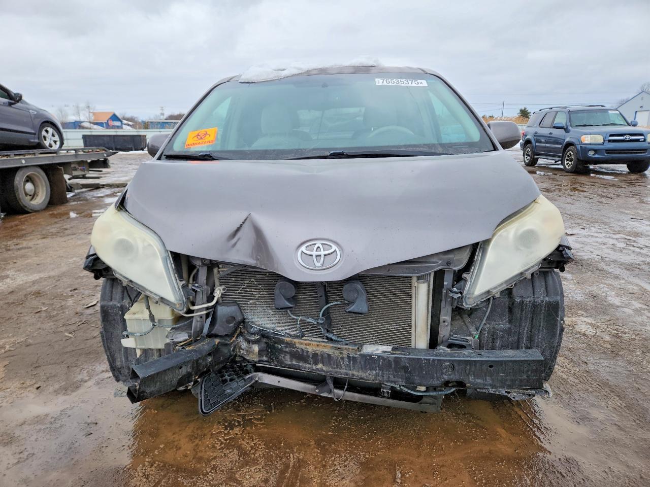 2011 TOYOTA SIENNA