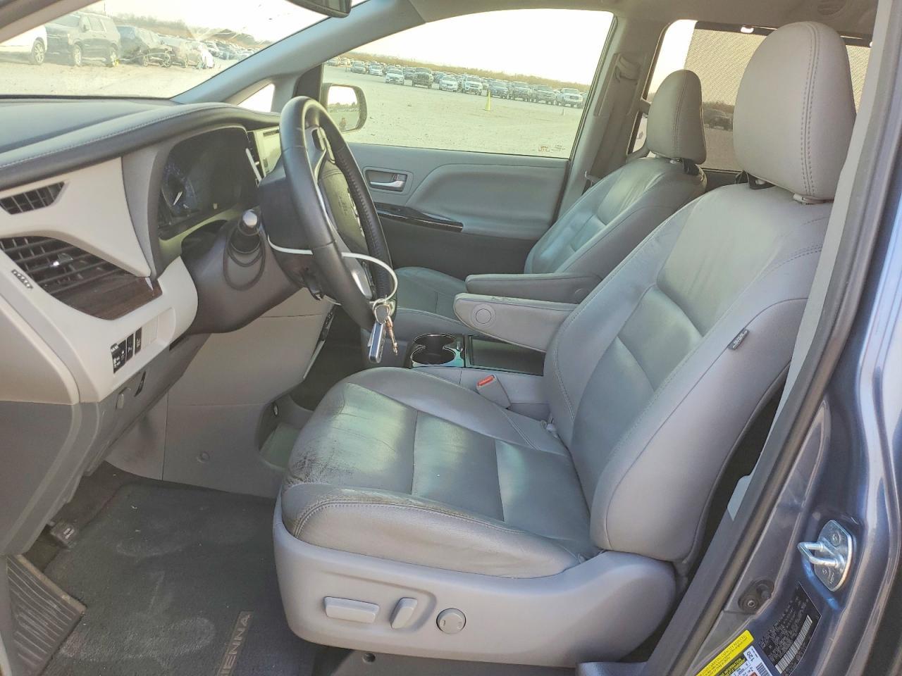 2017 TOYOTA SIENNA