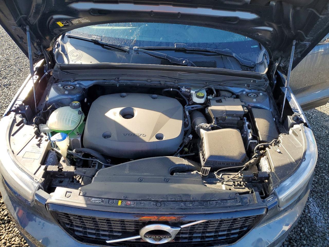 2022 VOLVO XC40