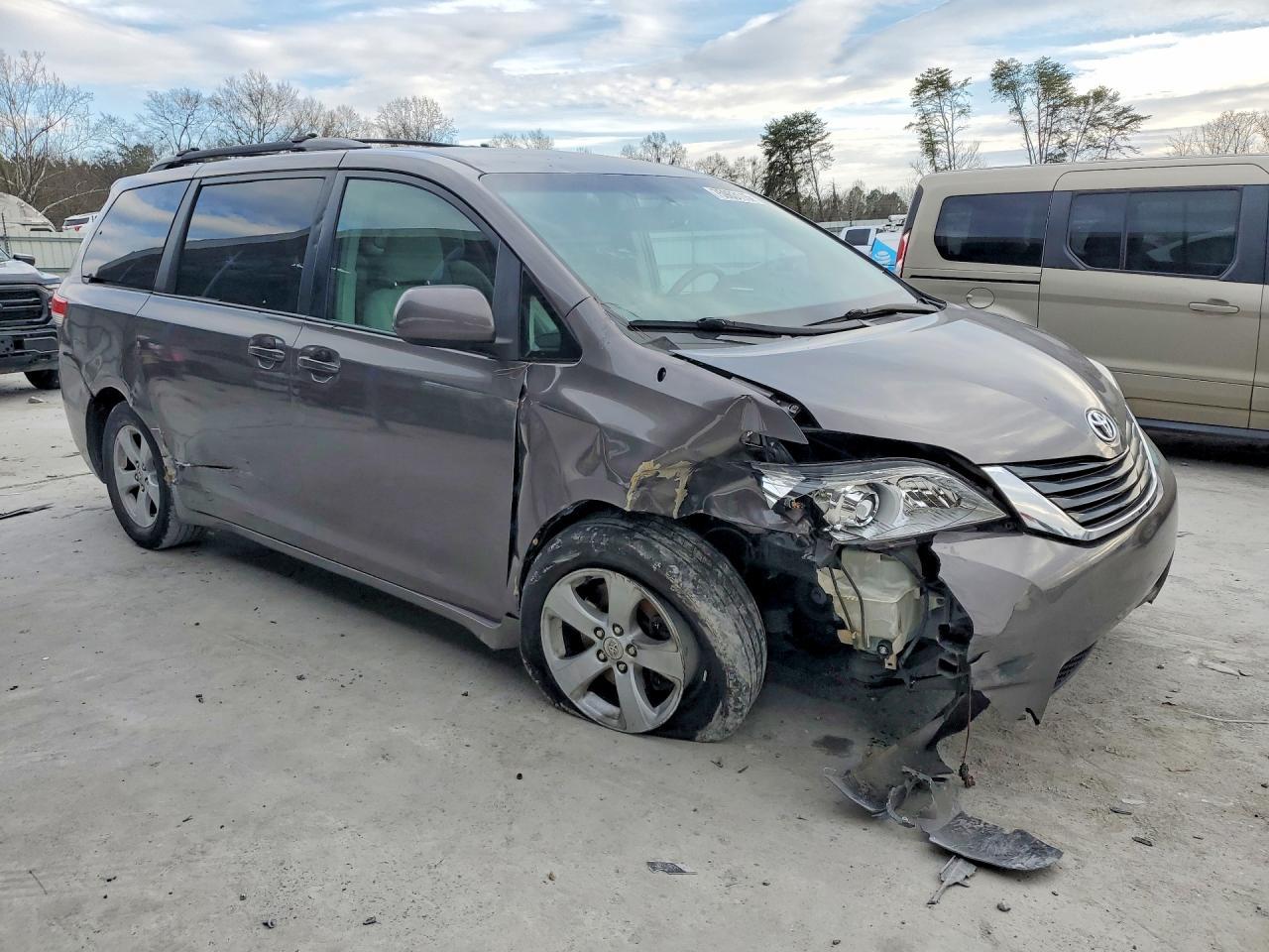 2011 TOYOTA SIENNA
