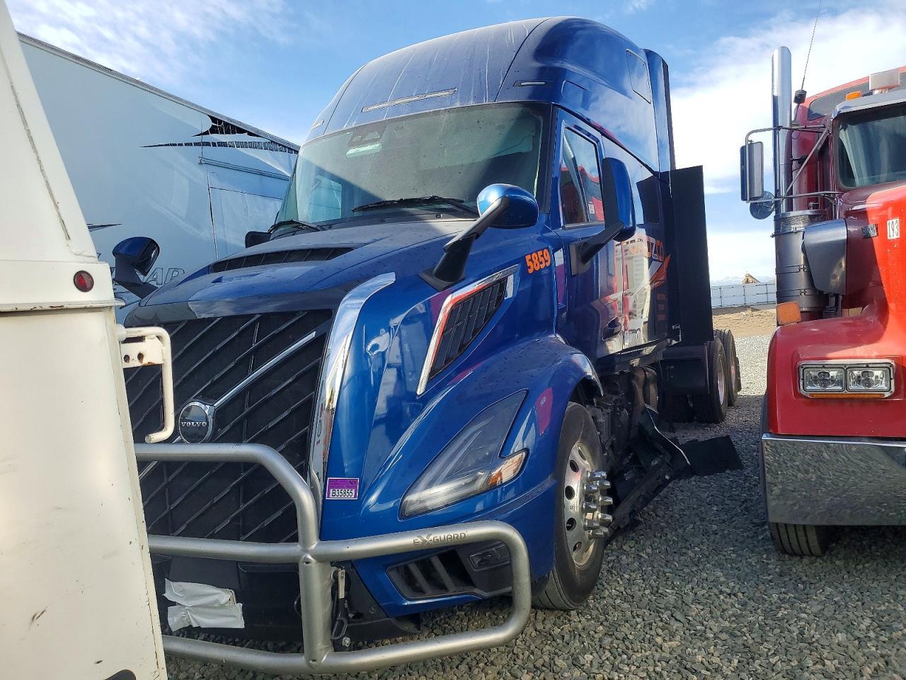 2025 VOLVO VNL