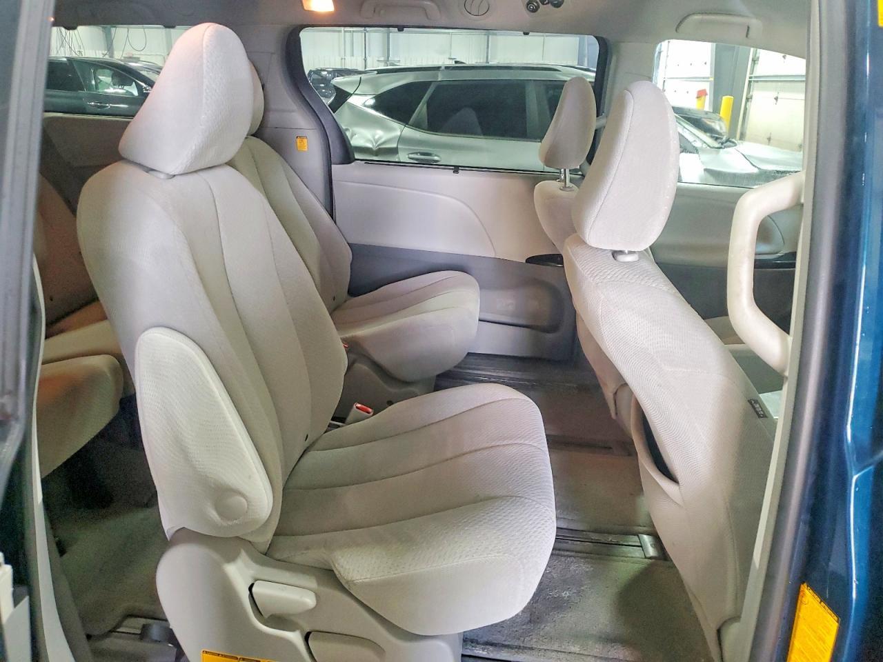 2011 TOYOTA SIENNA