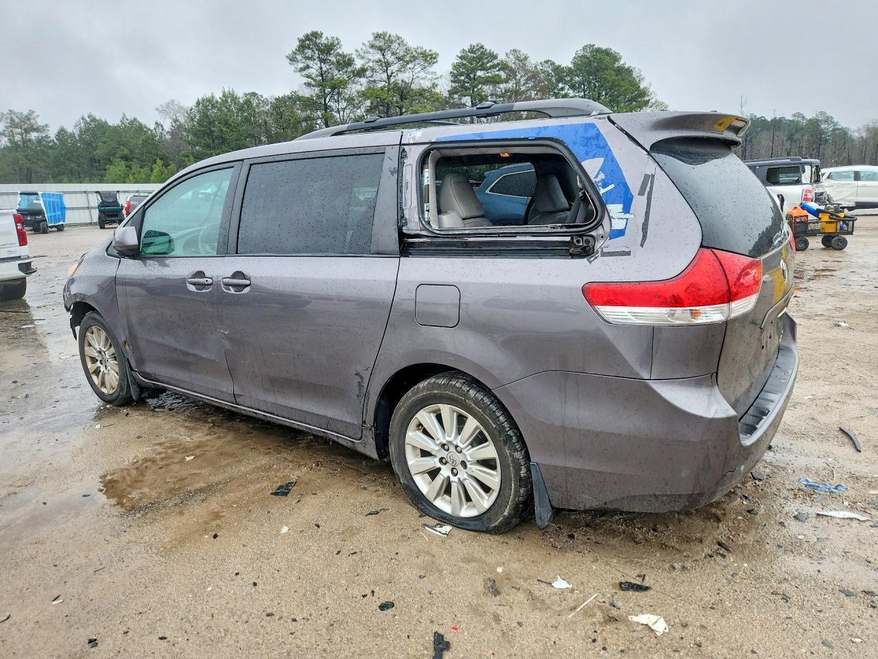 2011 TOYOTA SIENNA