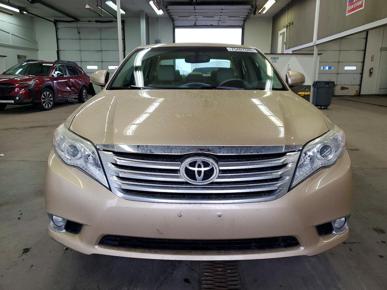 2011 TOYOTA Avalon
