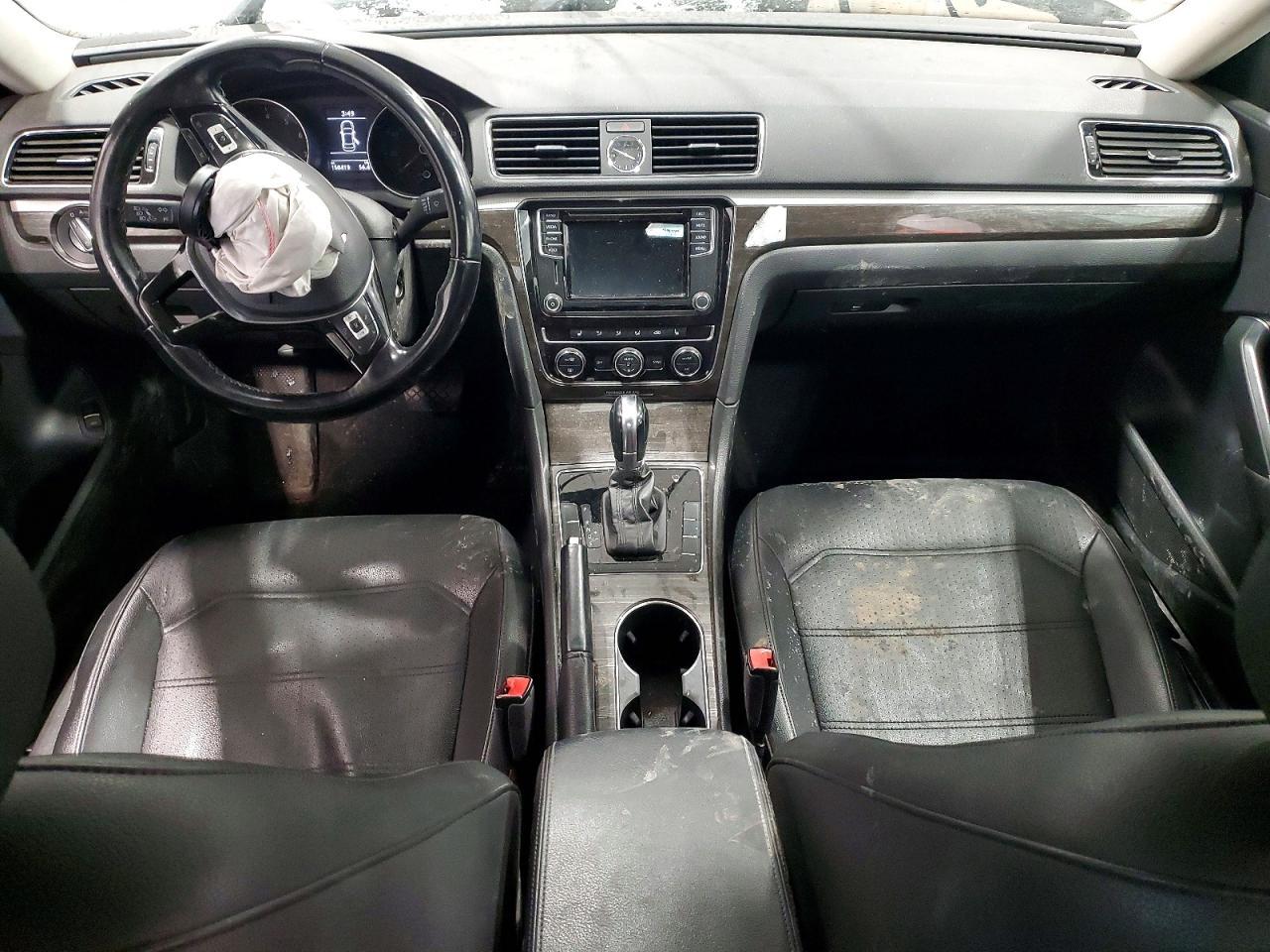 2016 VOLKSWAGEN Passat