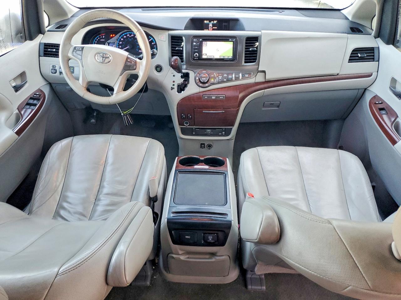 2012 TOYOTA SIENNA