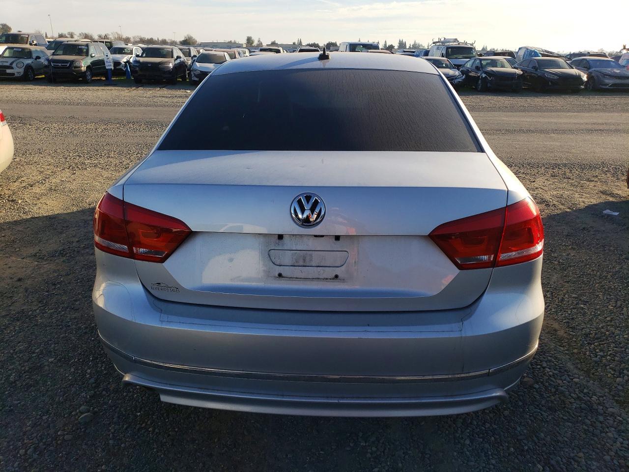 2012 VOLKSWAGEN Passat