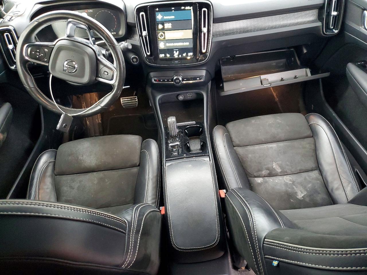 2021 VOLVO XC40