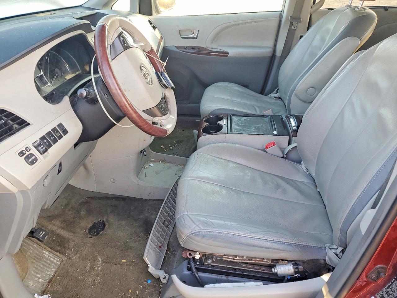 2014 TOYOTA SIENNA