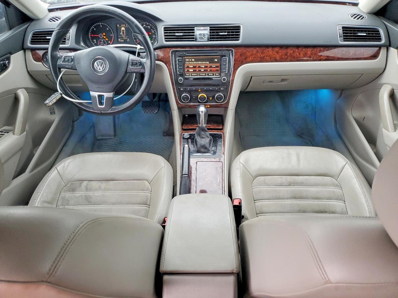 2012 VOLKSWAGEN Passat