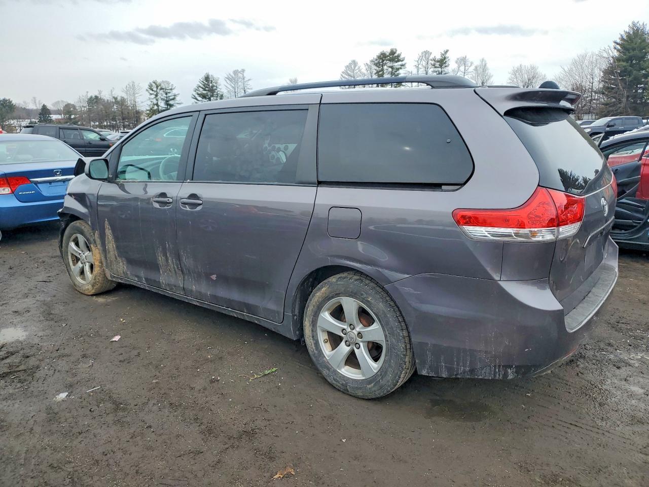 2011 TOYOTA SIENNA