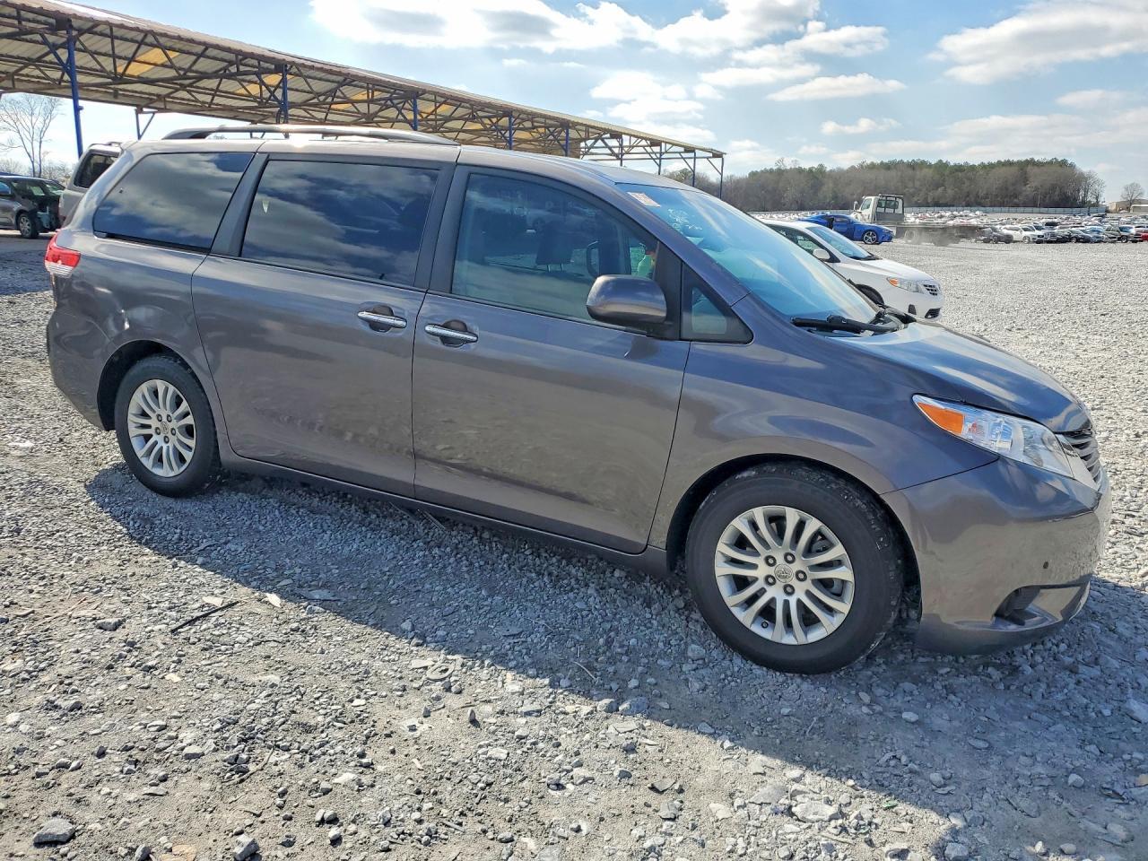 2013 TOYOTA SIENNA