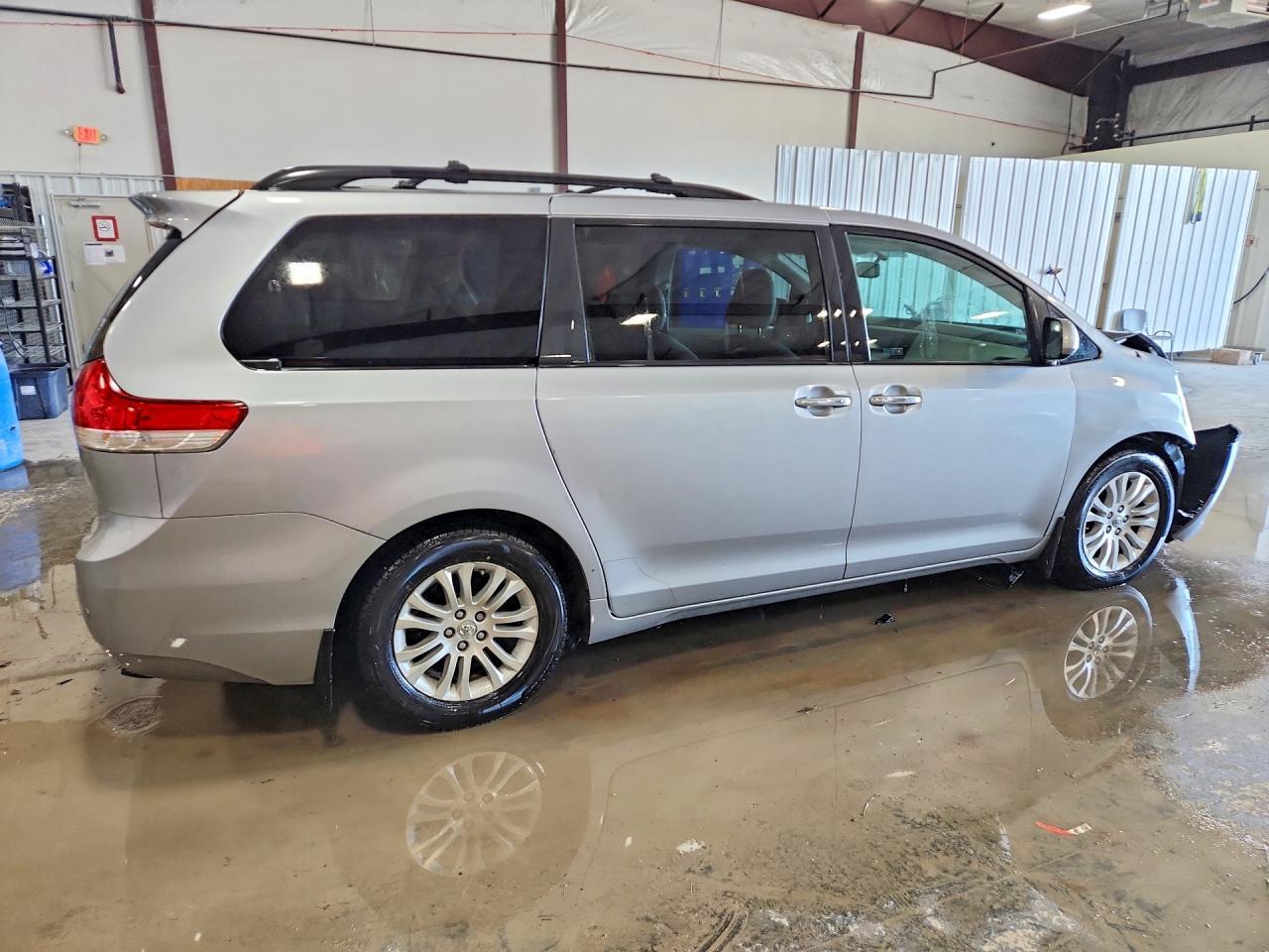 2013 TOYOTA SIENNA