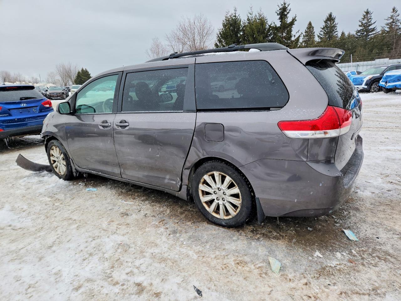 2011 TOYOTA SIENNA