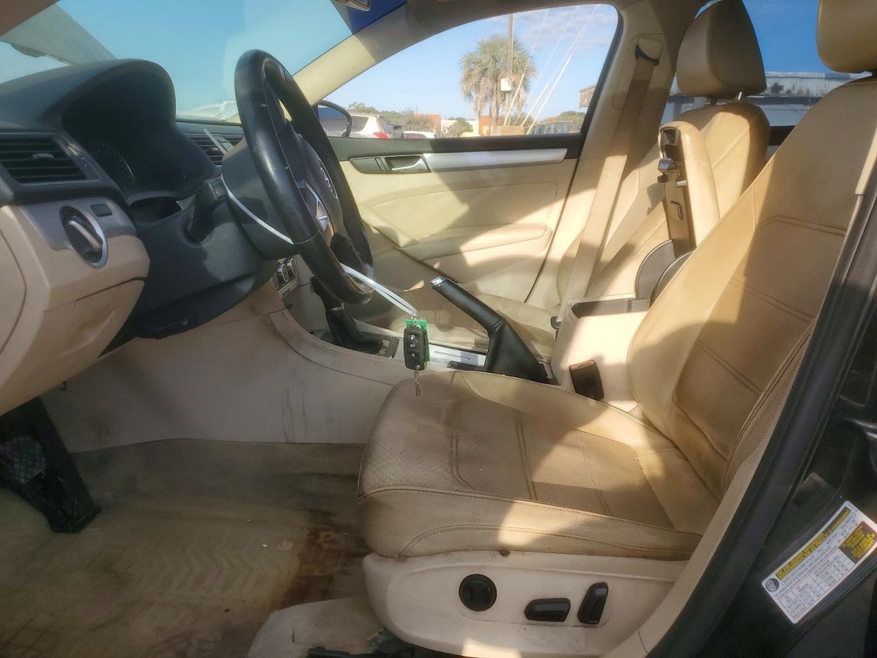 2012 VOLKSWAGEN Passat