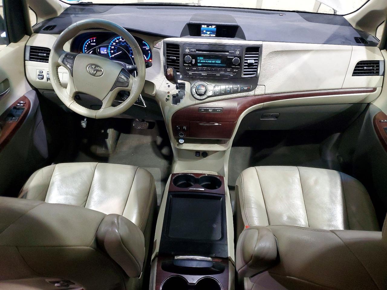 2011 TOYOTA SIENNA