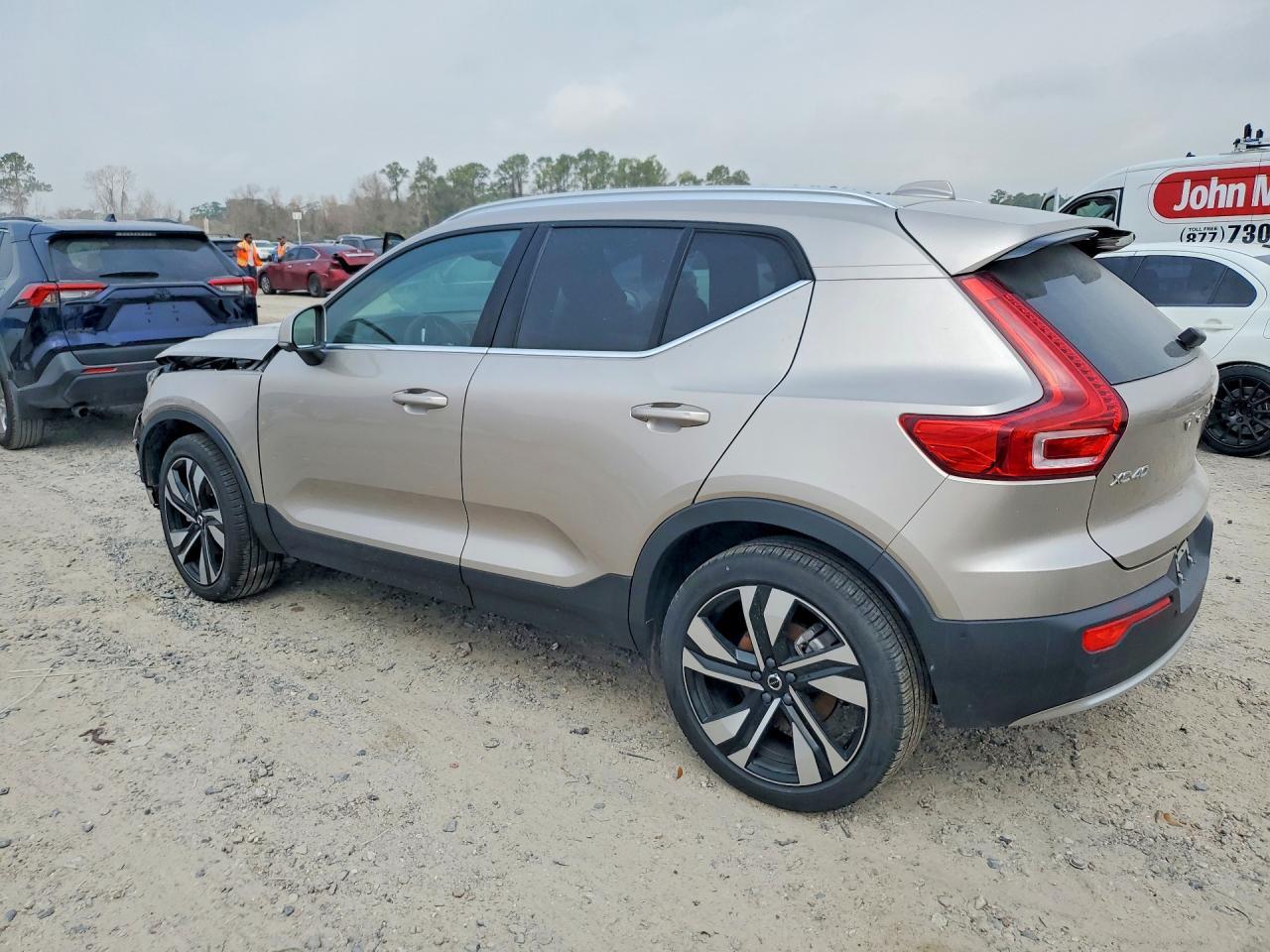 2023 VOLVO XC40