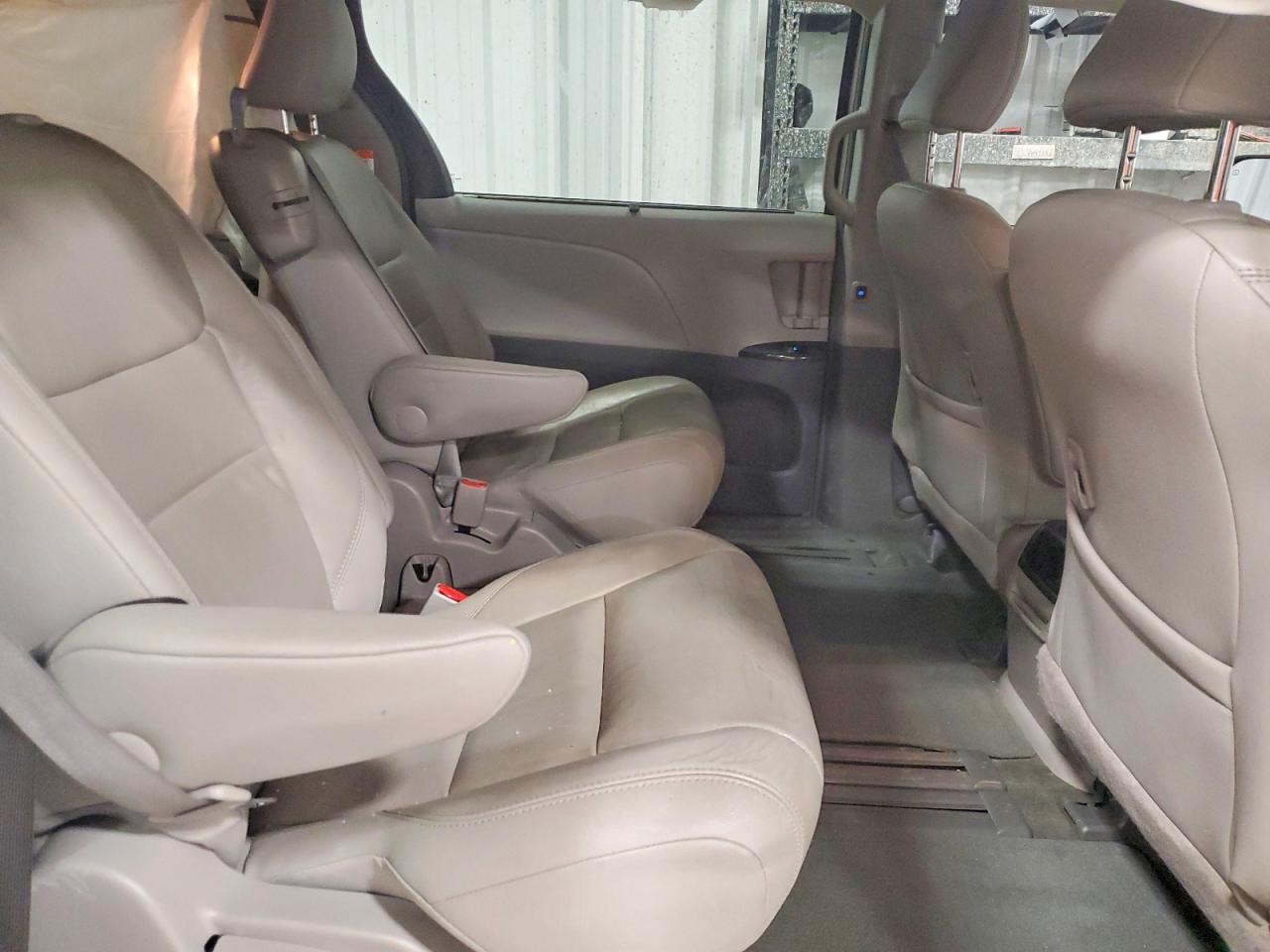 2017 TOYOTA SIENNA