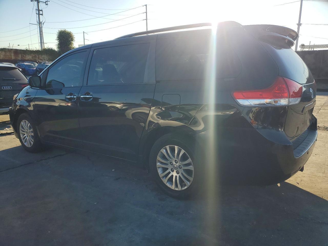 2014 TOYOTA SIENNA