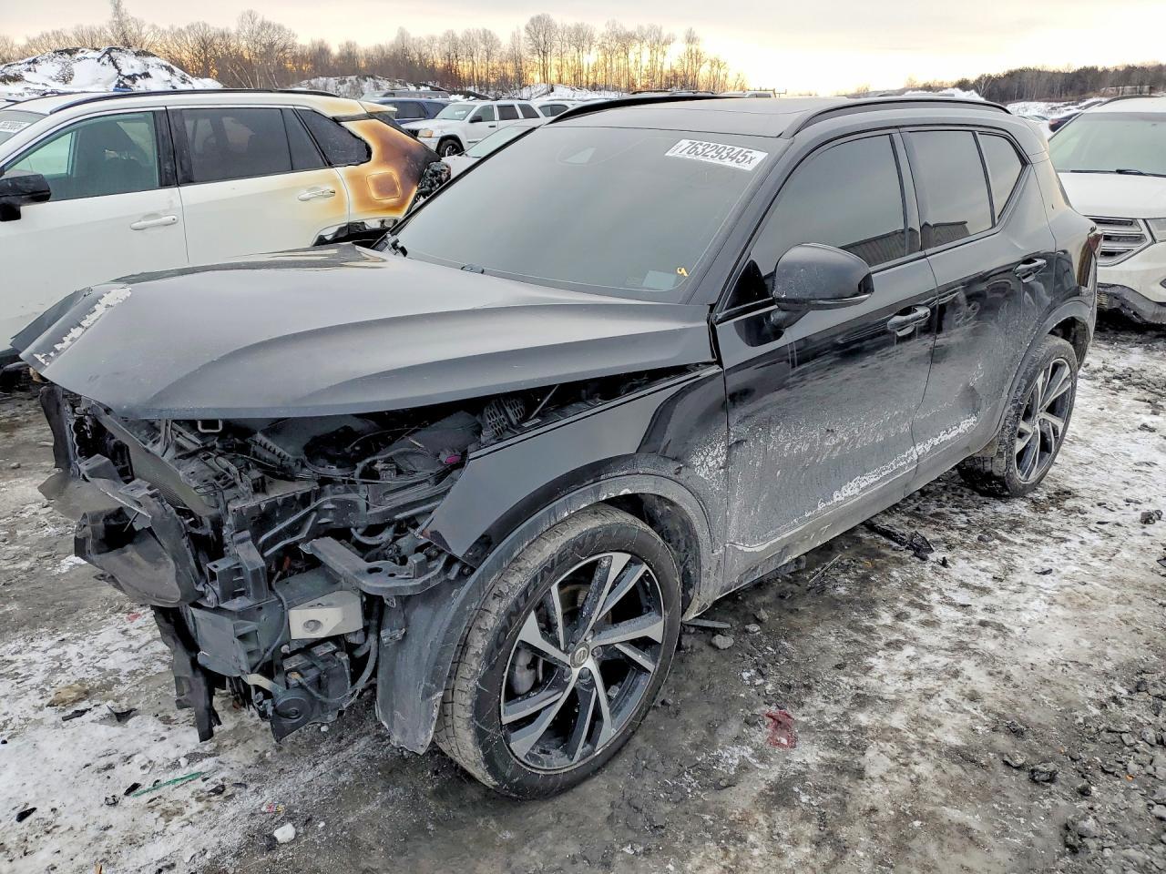 2021 VOLVO XC40