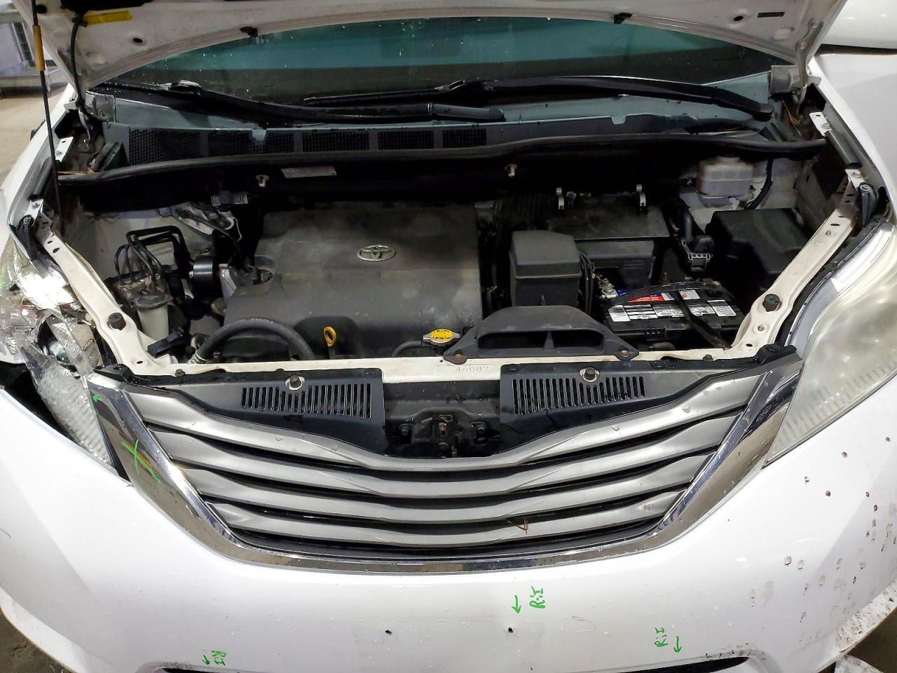 2012 TOYOTA SIENNA