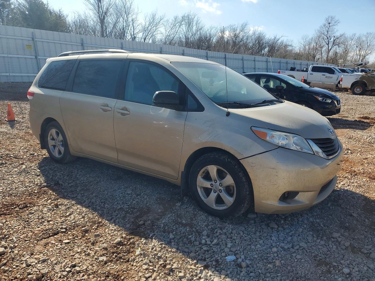 2011 TOYOTA SIENNA
