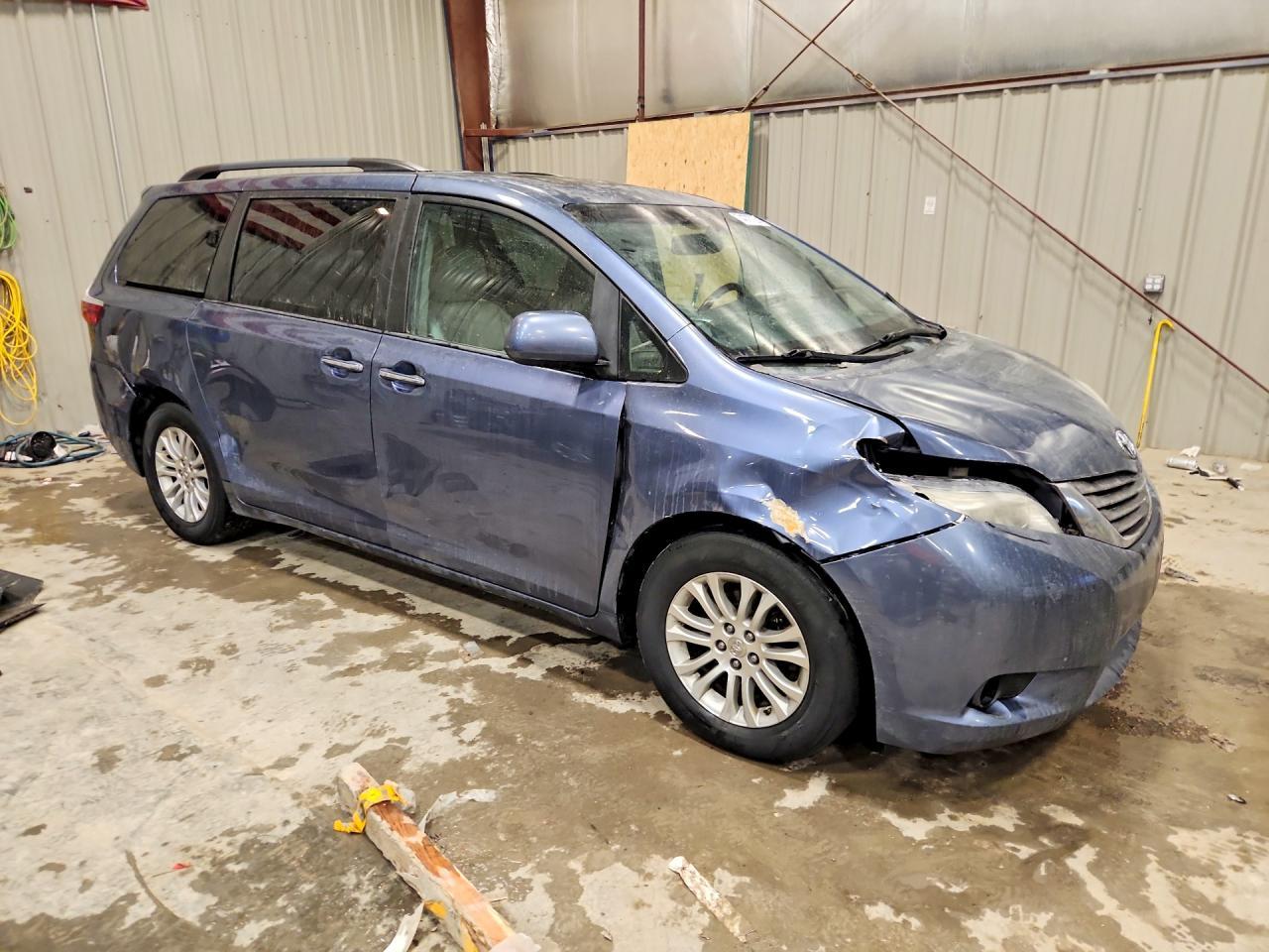 2015 TOYOTA SIENNA