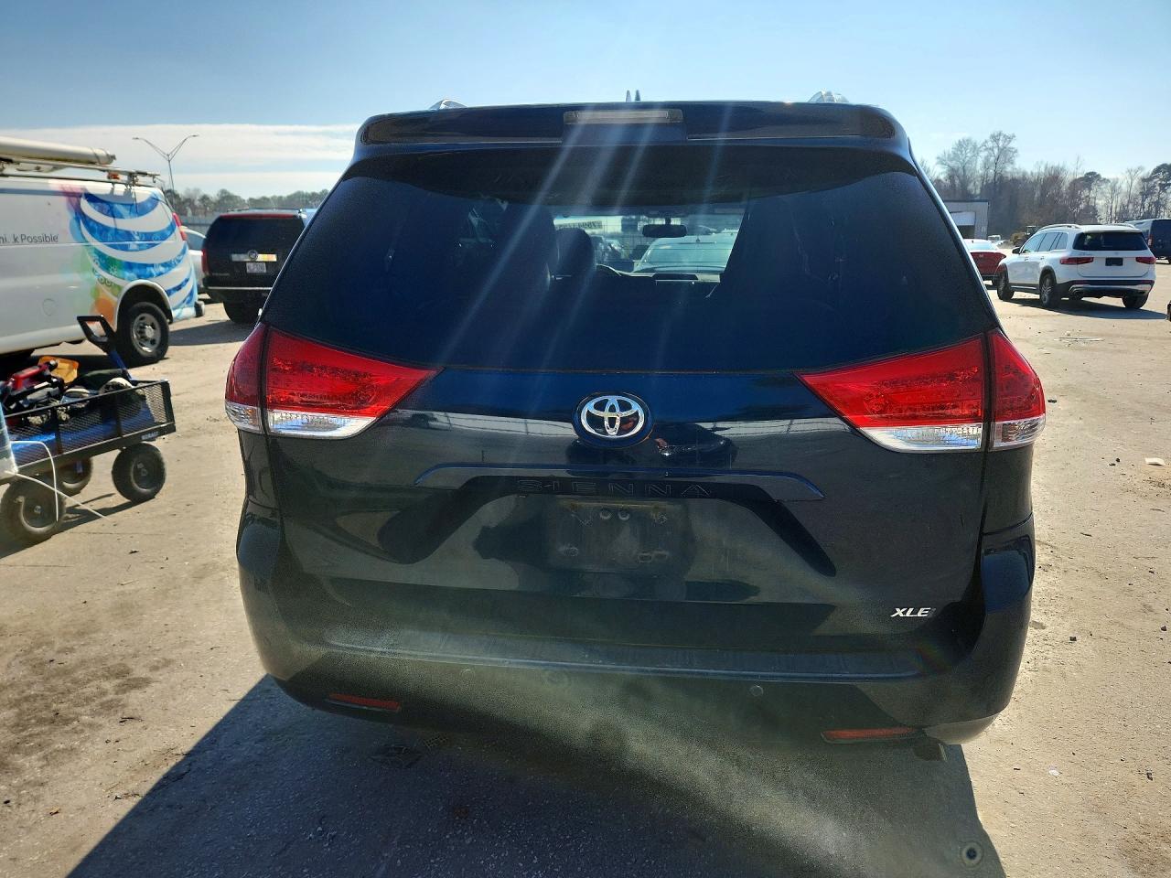 2011 TOYOTA SIENNA