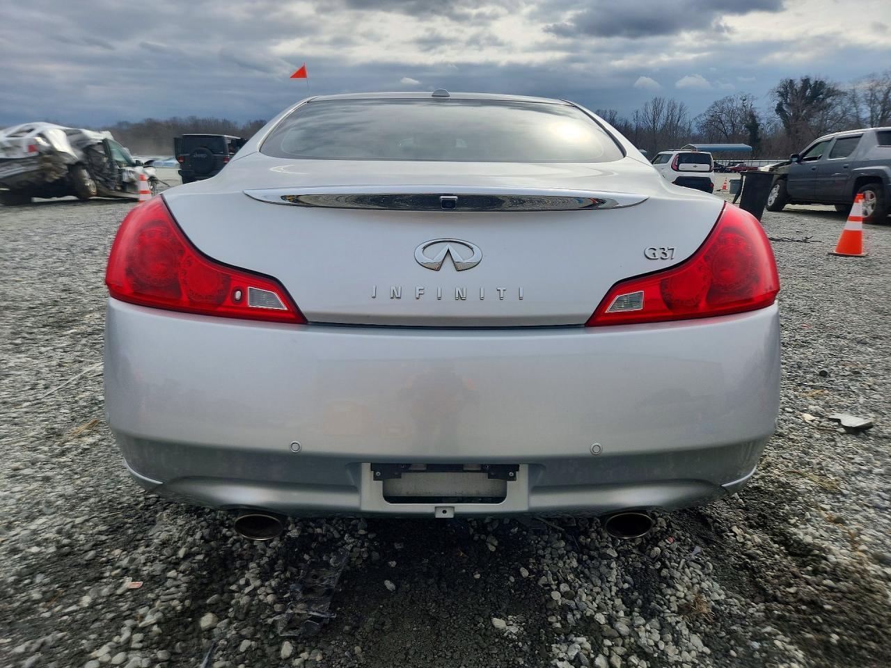 2011 INFINITI G37