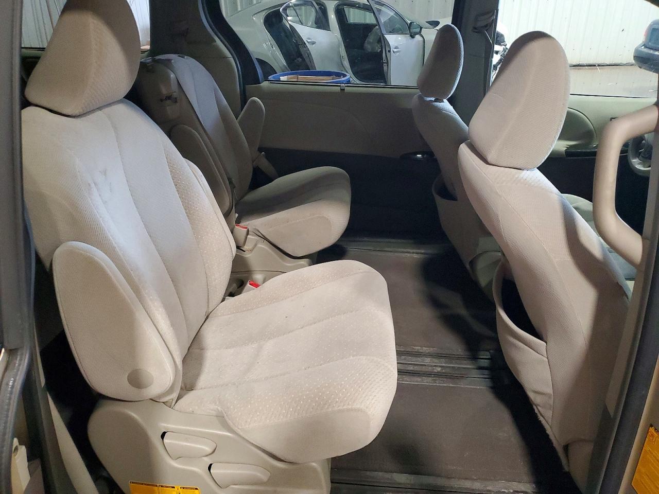2011 TOYOTA SIENNA